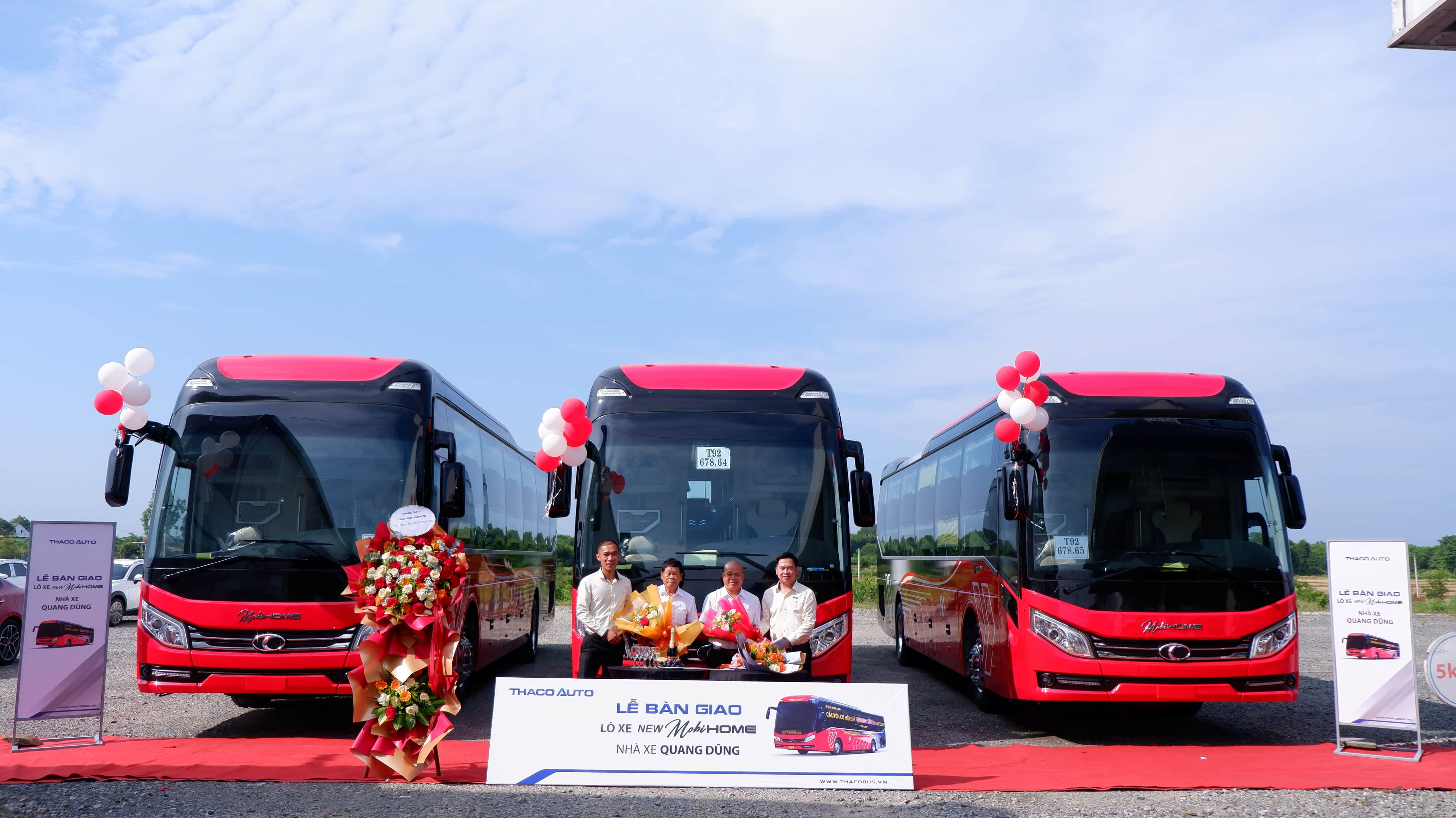 THACO AUTO Quảng Trị bàn giao lô 03 xe Bus New Mobihome cho công Ty TNHH MTV Đỗ Quang Dũng